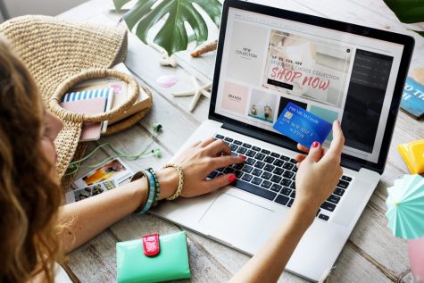 Online Holiday Shopping Taking Its Toll on Traditional Stores